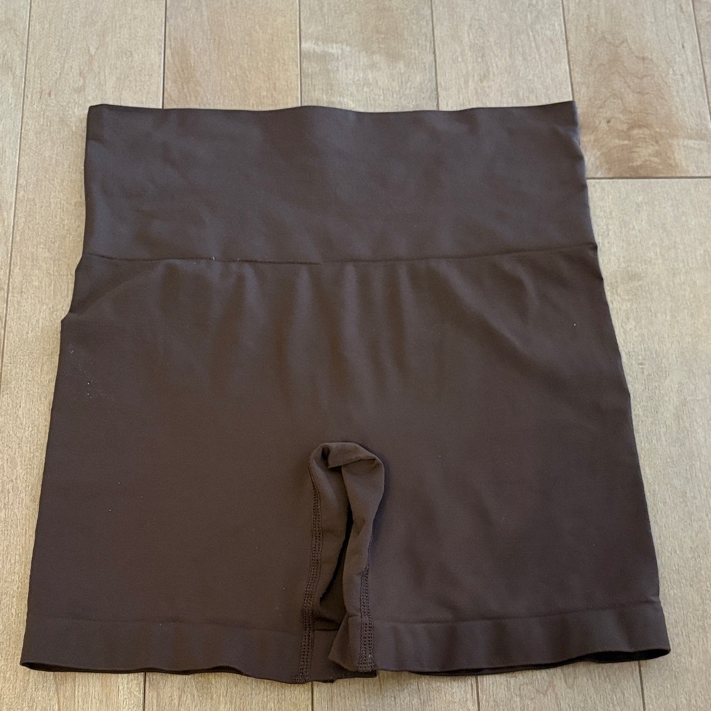 Skims soft smoothing seamless Women's High-Waisted Shorts shade cocoa